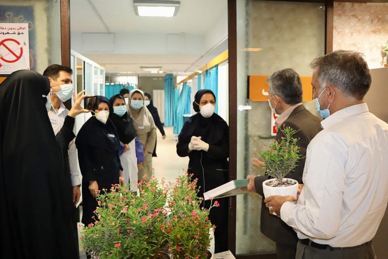 تجلیل از کادر درمانی و مدافعان سلامت بیمارستان ضیائیان به مناسبت دهه کرامت