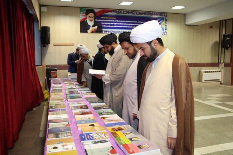 نمایشگاه کتاب و تابلو تصاویر با موضوع دستاوردهای چهل ساله انقلاب اسلامی